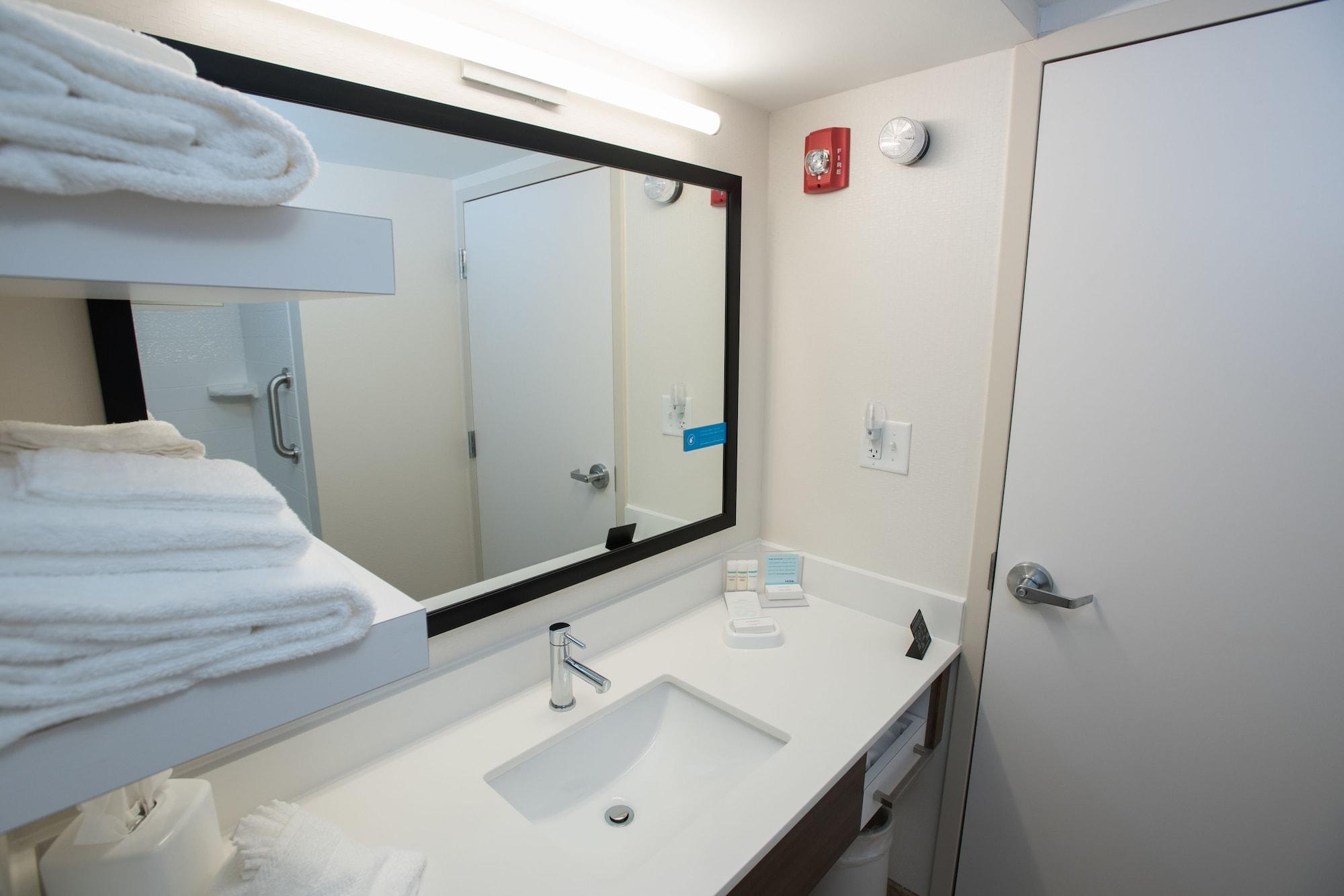 Hampton Inn Вустер Экстерьер фото