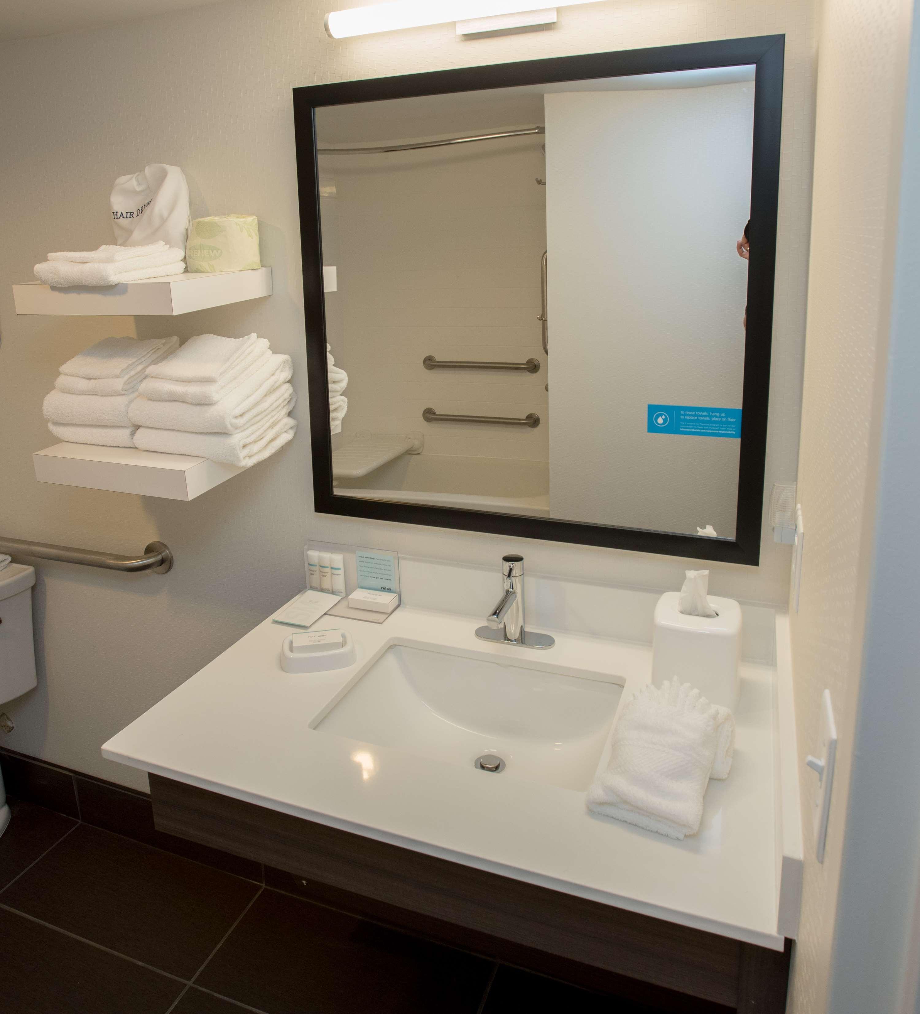 Hampton Inn Вустер Экстерьер фото