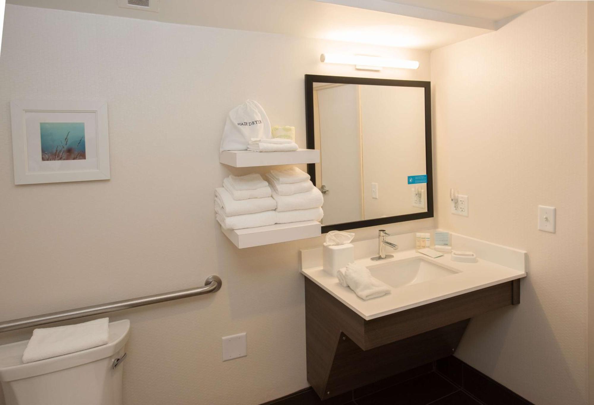 Hampton Inn Вустер Экстерьер фото