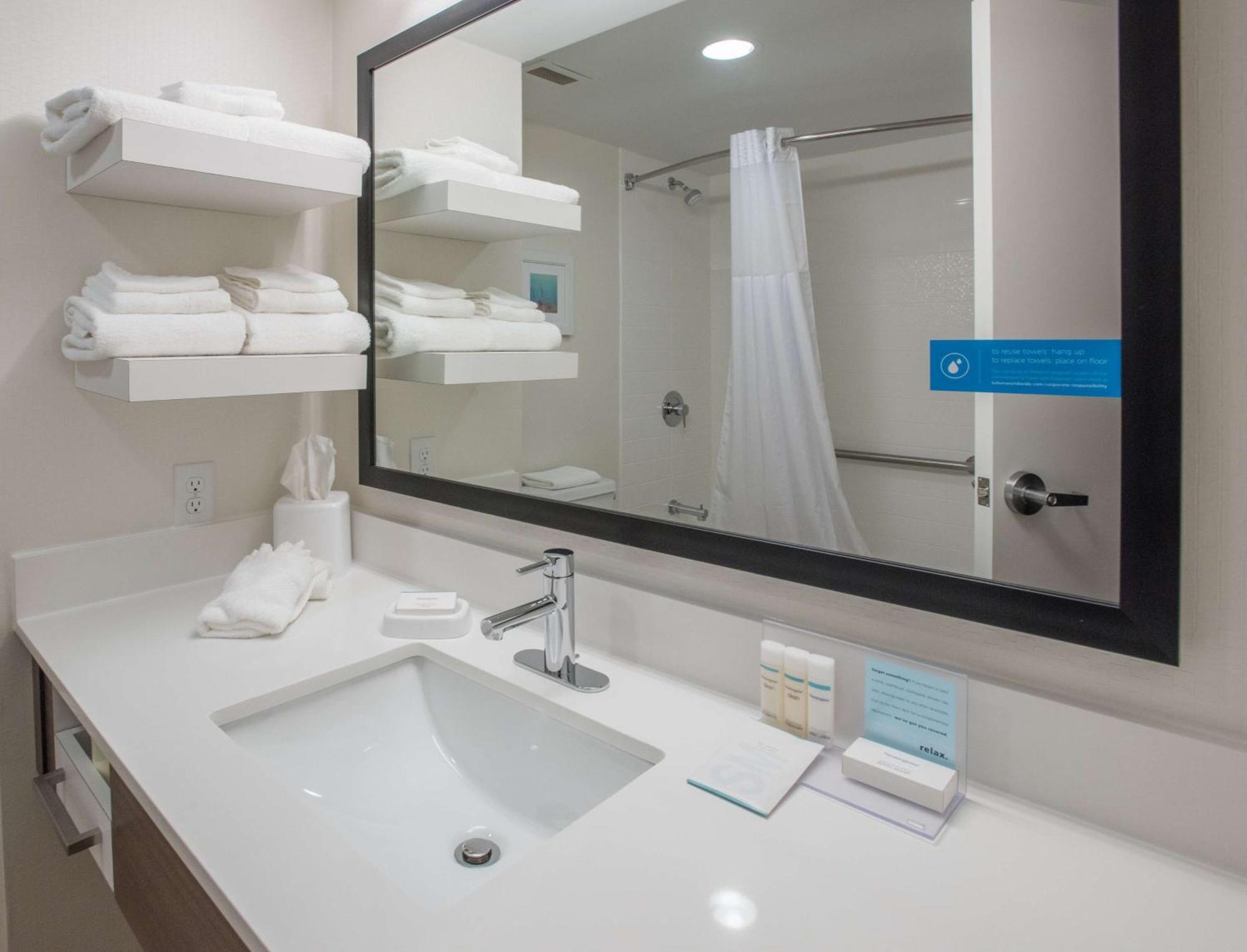 Hampton Inn Вустер Экстерьер фото