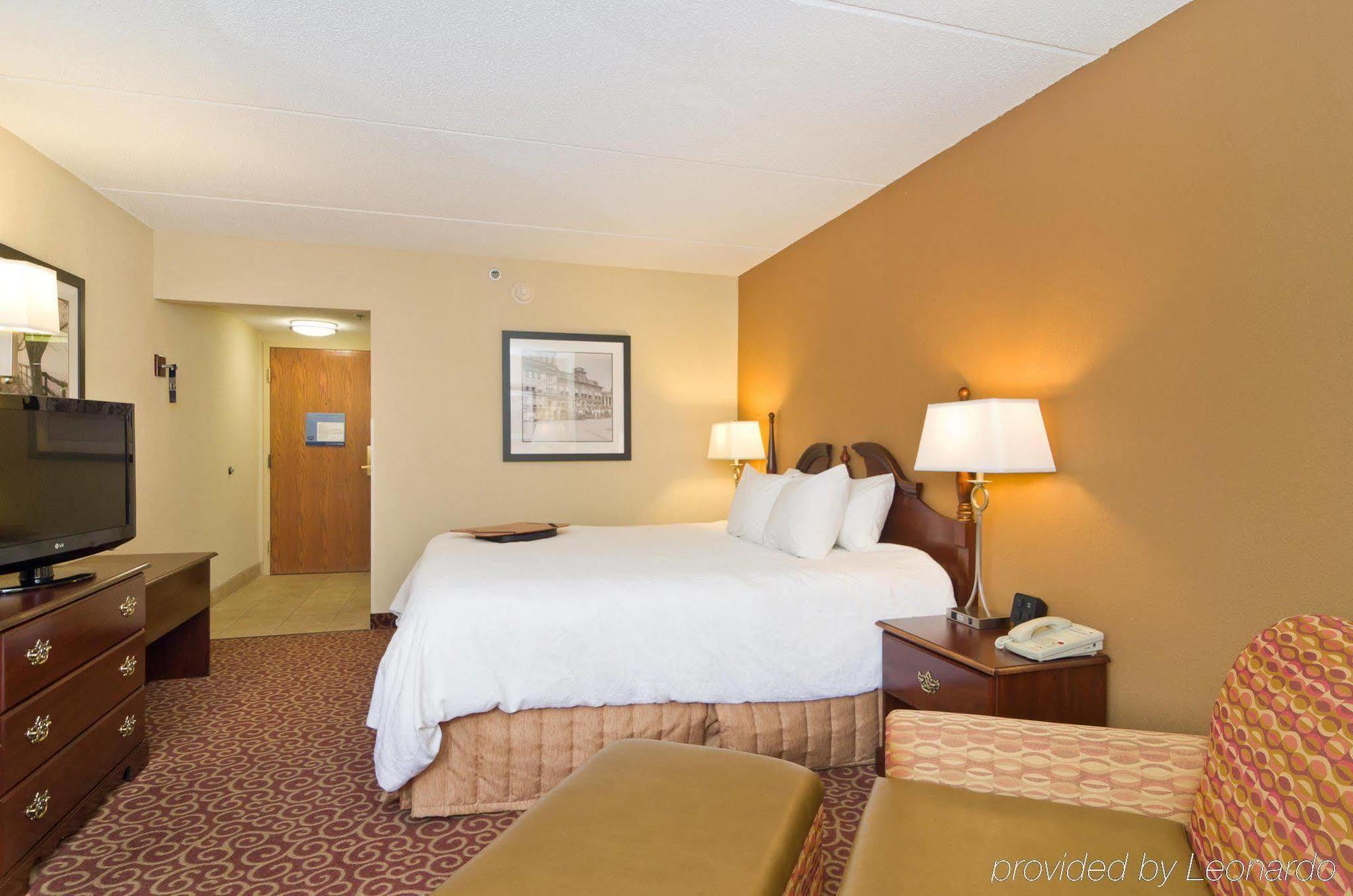 Hampton Inn Вустер Экстерьер фото