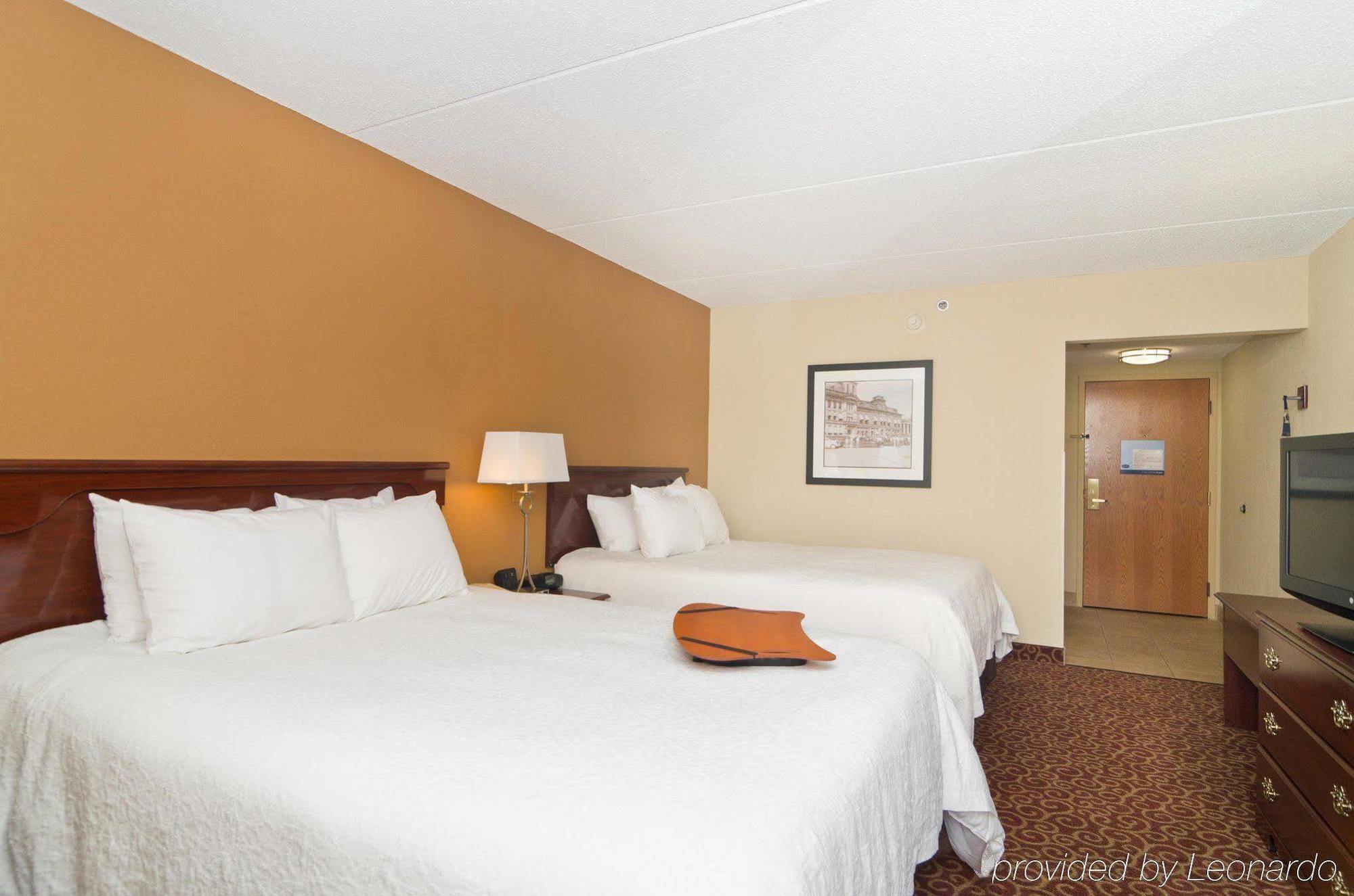 Hampton Inn Вустер Экстерьер фото