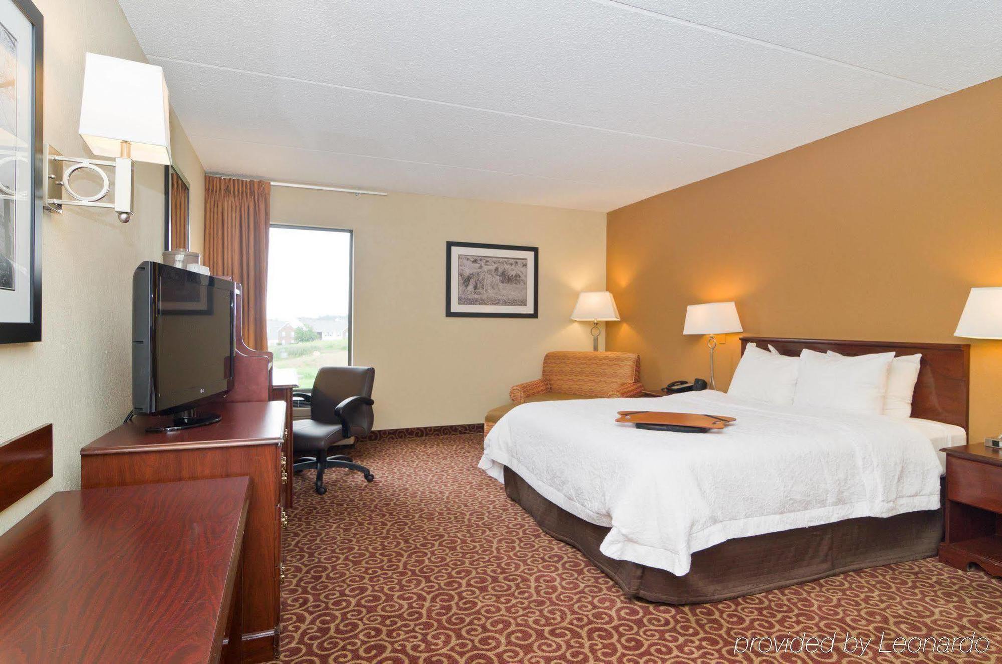 Hampton Inn Вустер Экстерьер фото