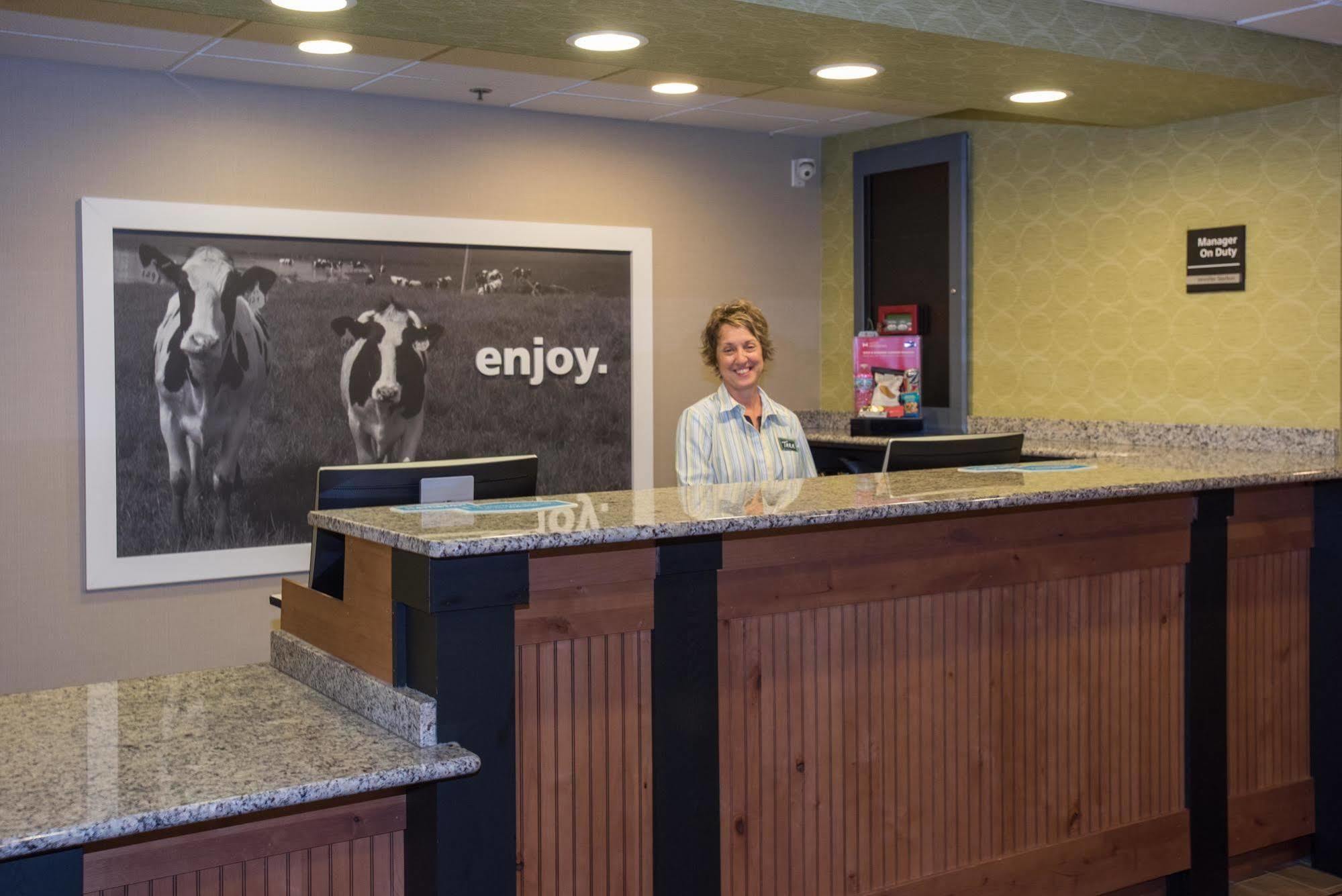 Hampton Inn Вустер Экстерьер фото
