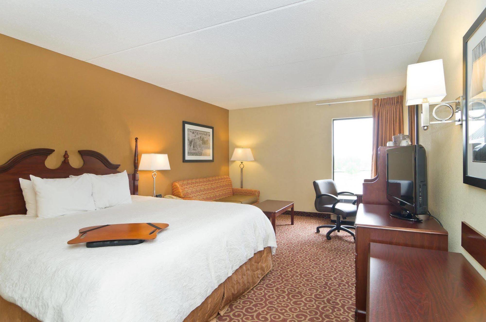 Hampton Inn Вустер Экстерьер фото