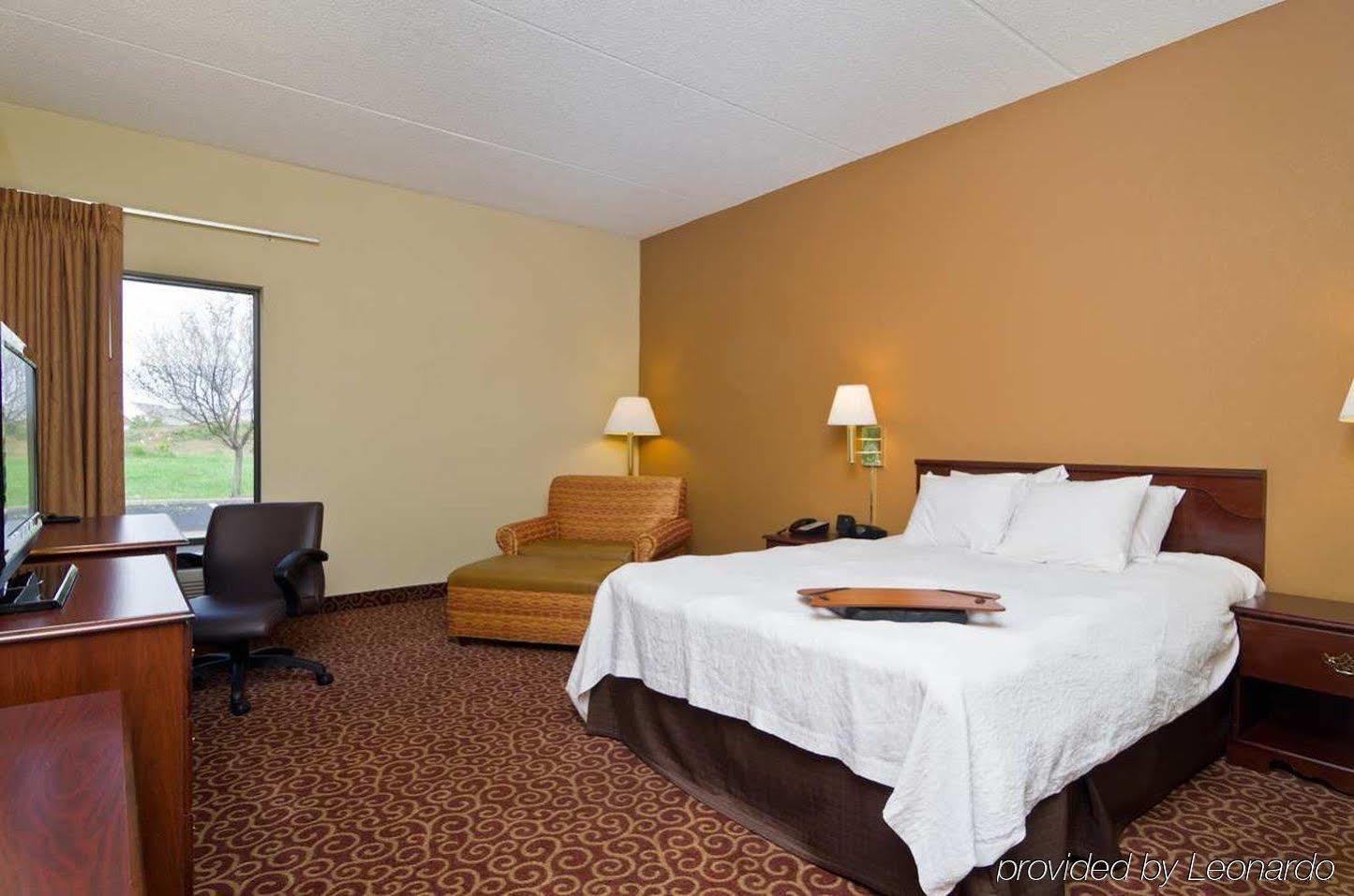 Hampton Inn Вустер Экстерьер фото