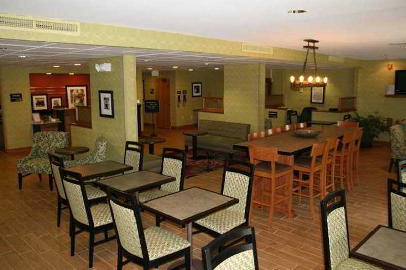 Hampton Inn Вустер Экстерьер фото