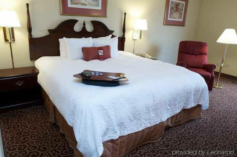 Hampton Inn Вустер Экстерьер фото